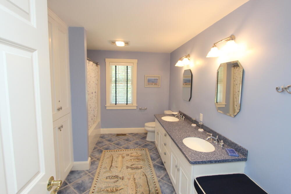 Cape Cod Home 994835
