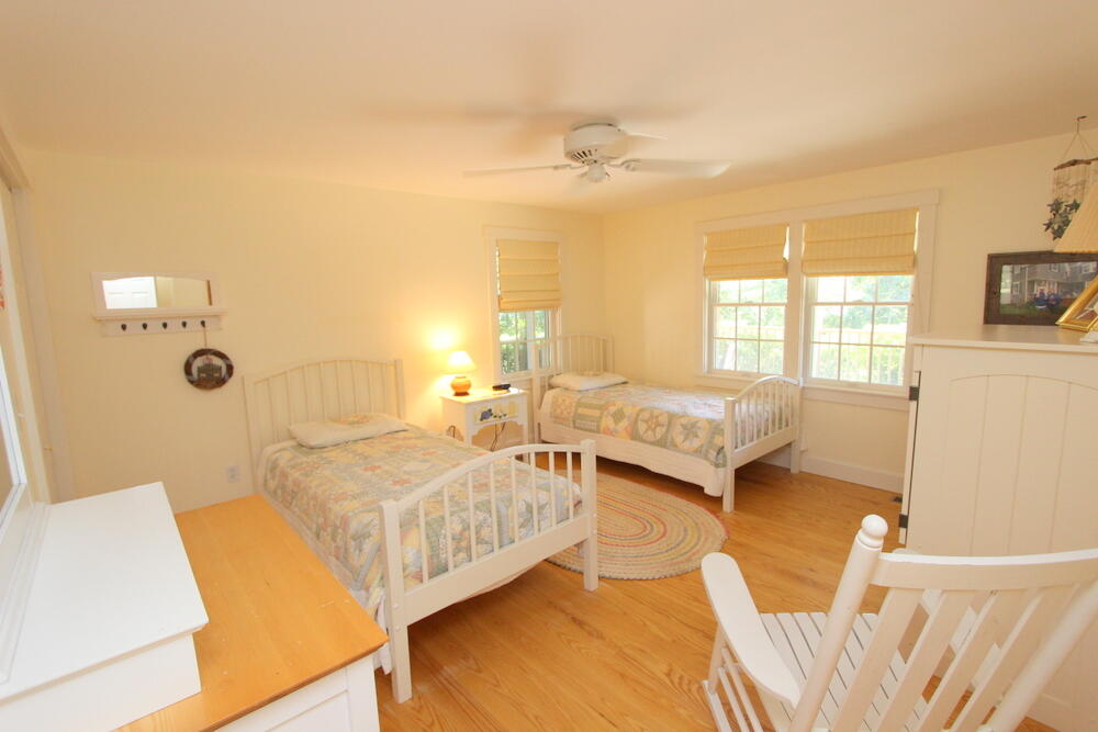 Cape Cod Home 994835