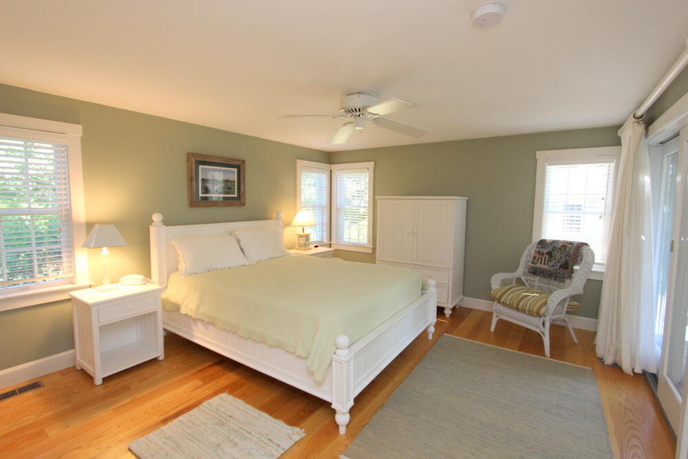 Cape Cod Home 994835