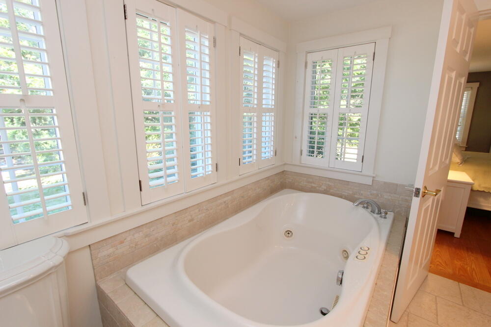Cape Cod Home 994835