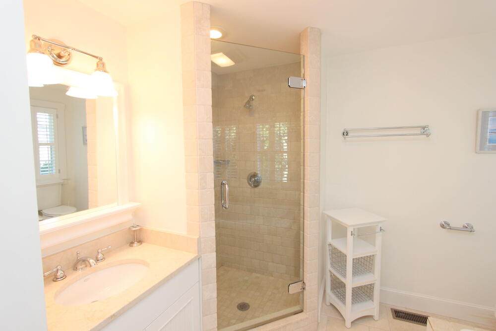 Cape Cod Home 994835