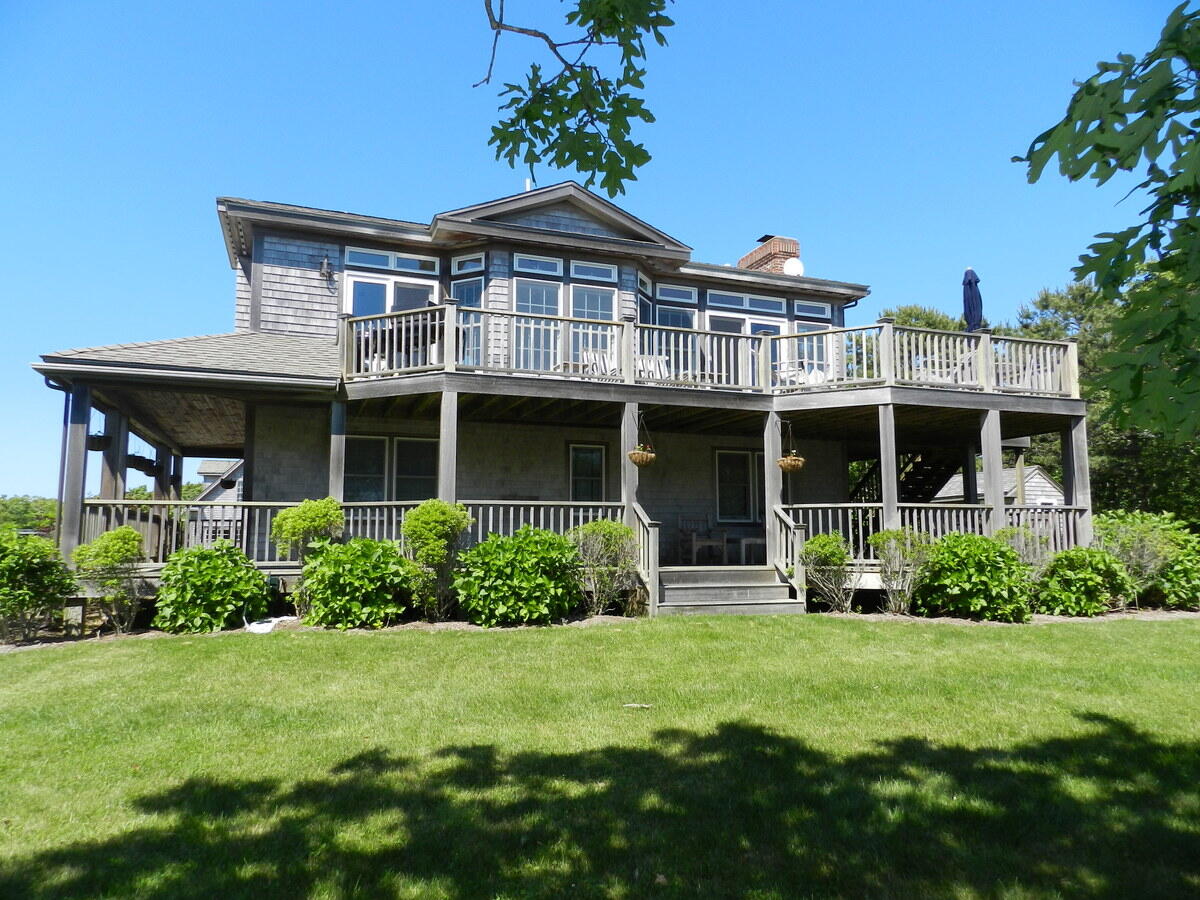 Cape Cod Home 994835