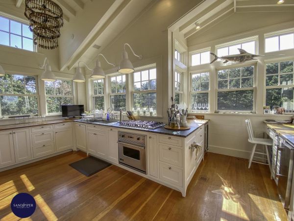 Cape Cod Home 994837