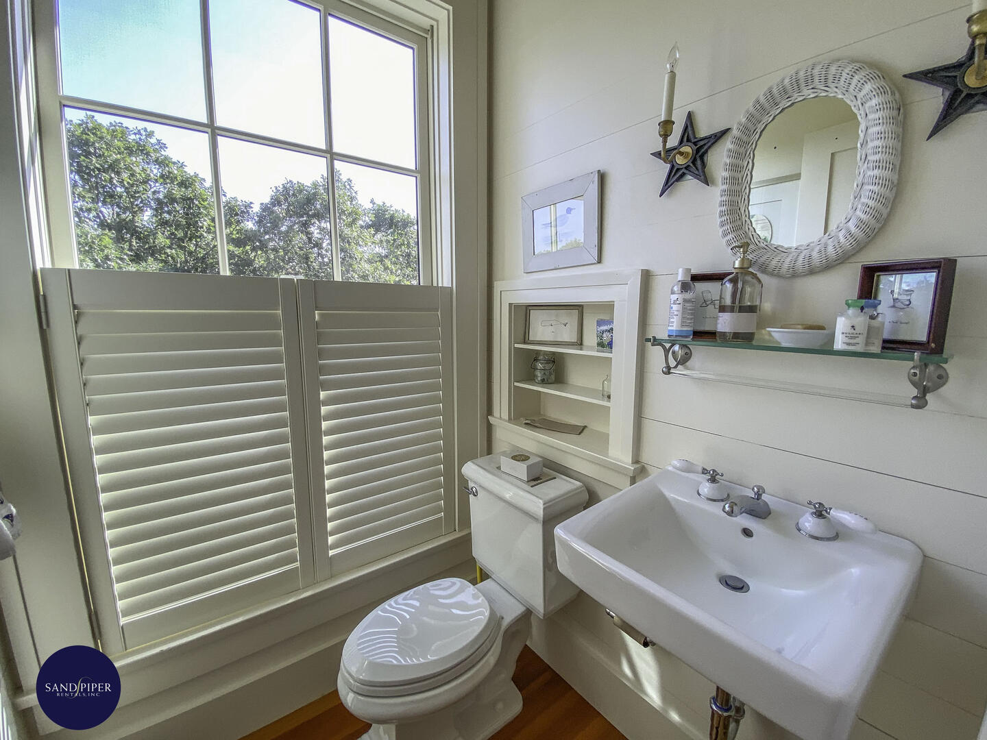 Cape Cod Home 994837