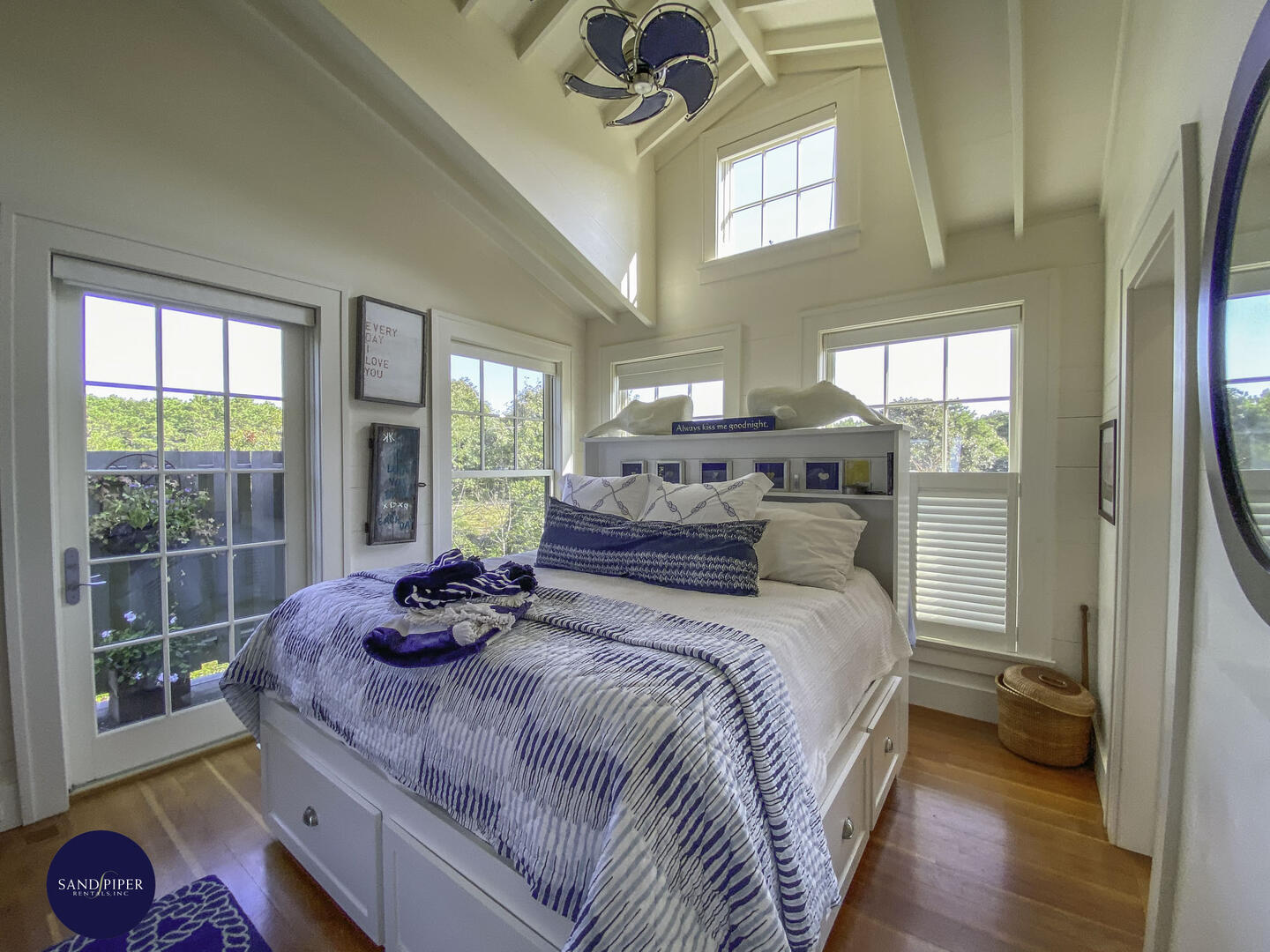 Cape Cod Home 994837