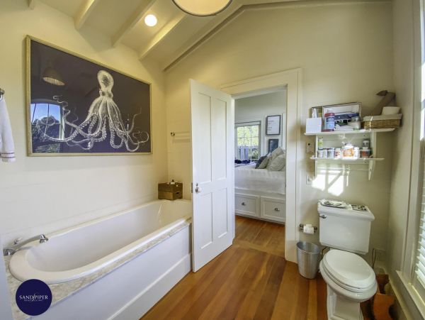Cape Cod Home 994837