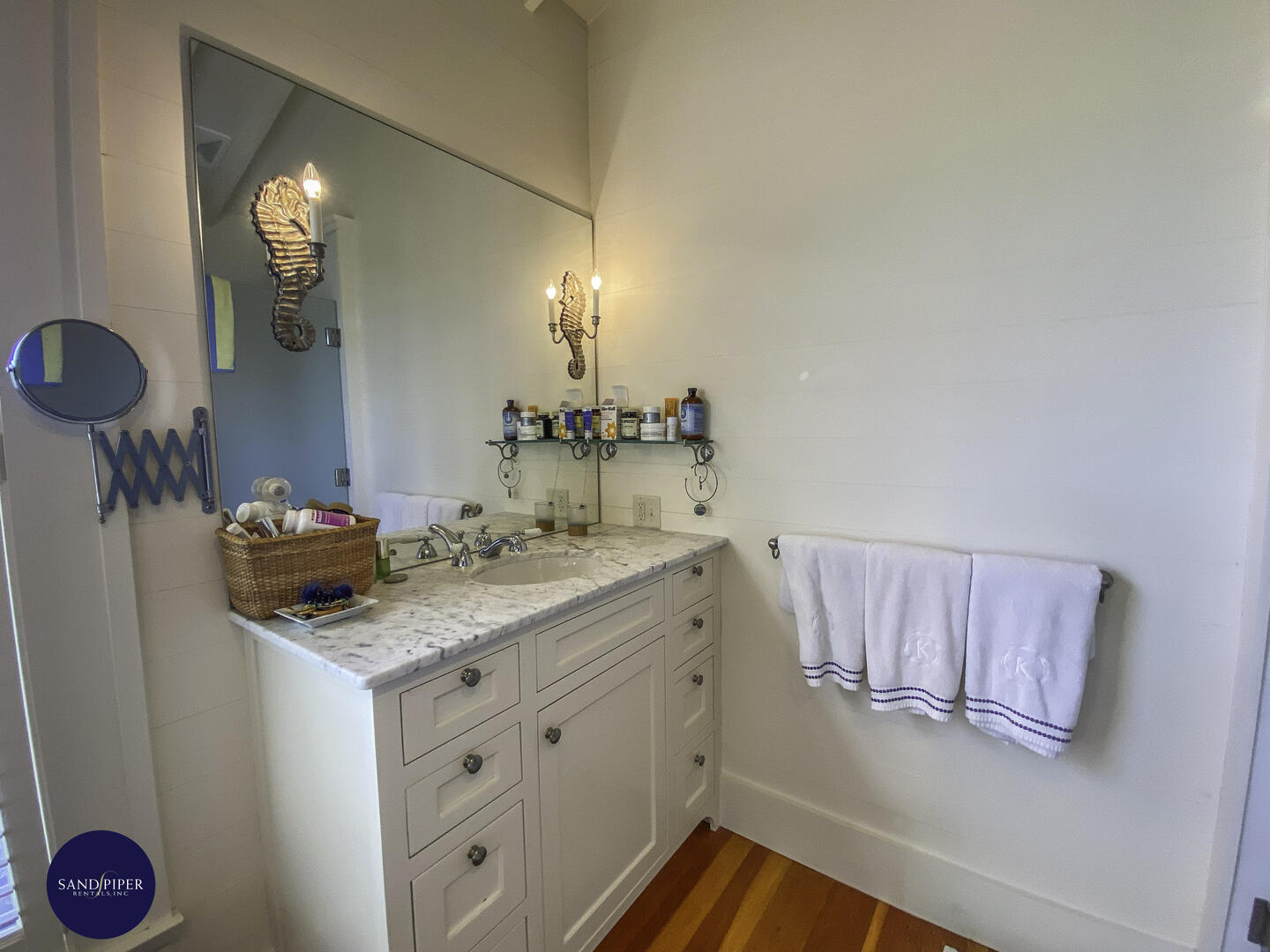 Cape Cod Home 994837