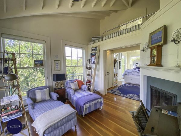 Cape Cod Home 994837