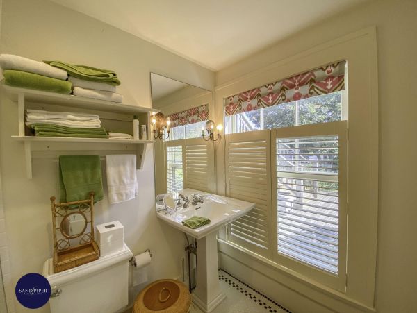 Cape Cod Home 994837