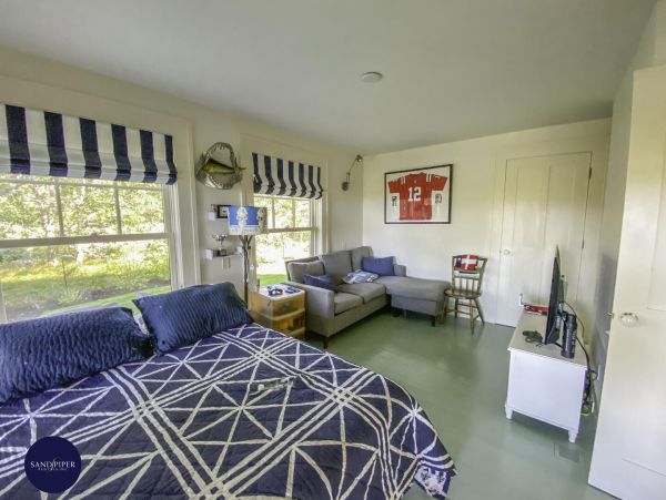 Cape Cod Home 994837