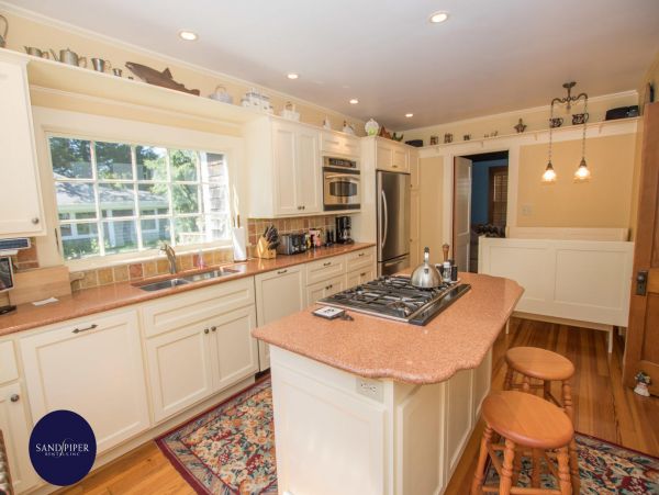 Cape Cod Home 994838