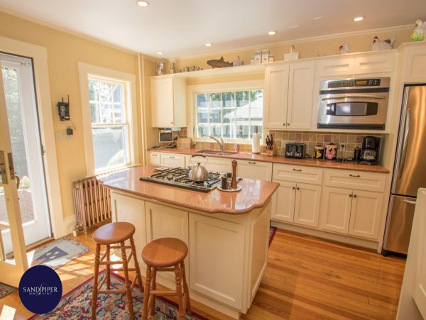 Cape Cod Home 994838
