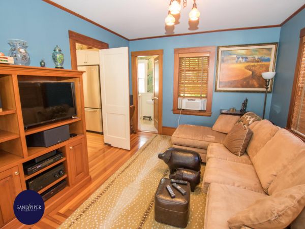 Cape Cod Home 994838