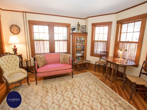 Cape Cod Home 994838