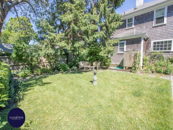 Cape Cod Home 994838