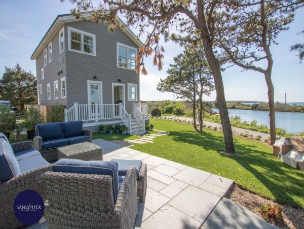 Cape Cod Home 994839