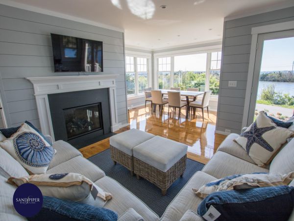 Cape Cod Home 994839