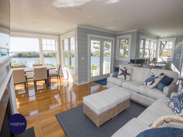 Cape Cod Home 994839