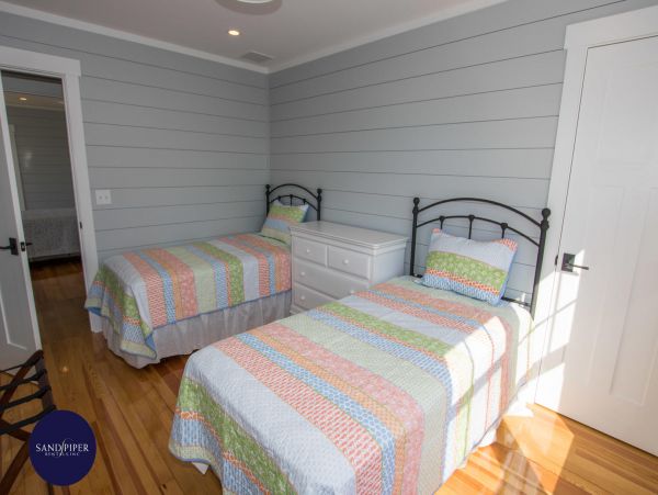 Cape Cod Home 994839