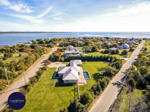 Cape Cod Home 994840