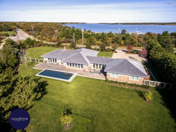 Cape Cod Home 994840