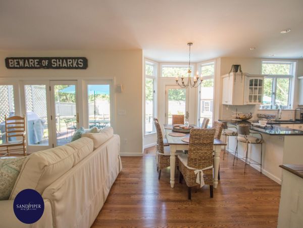 Cape Cod Home 994842