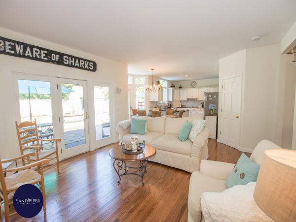 Cape Cod Home 994842