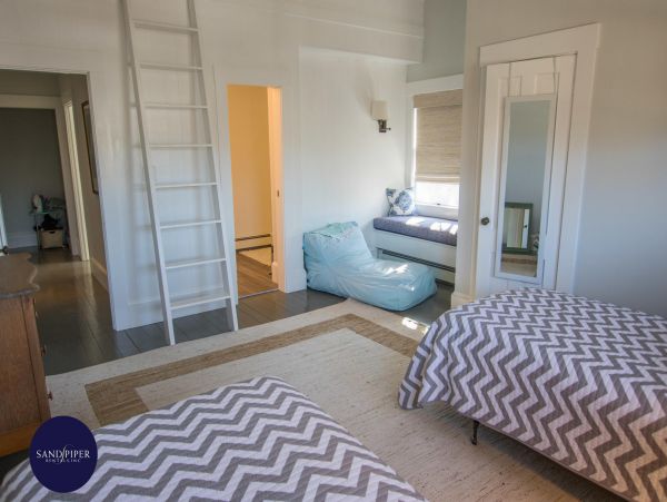 Cape Cod Home 994843