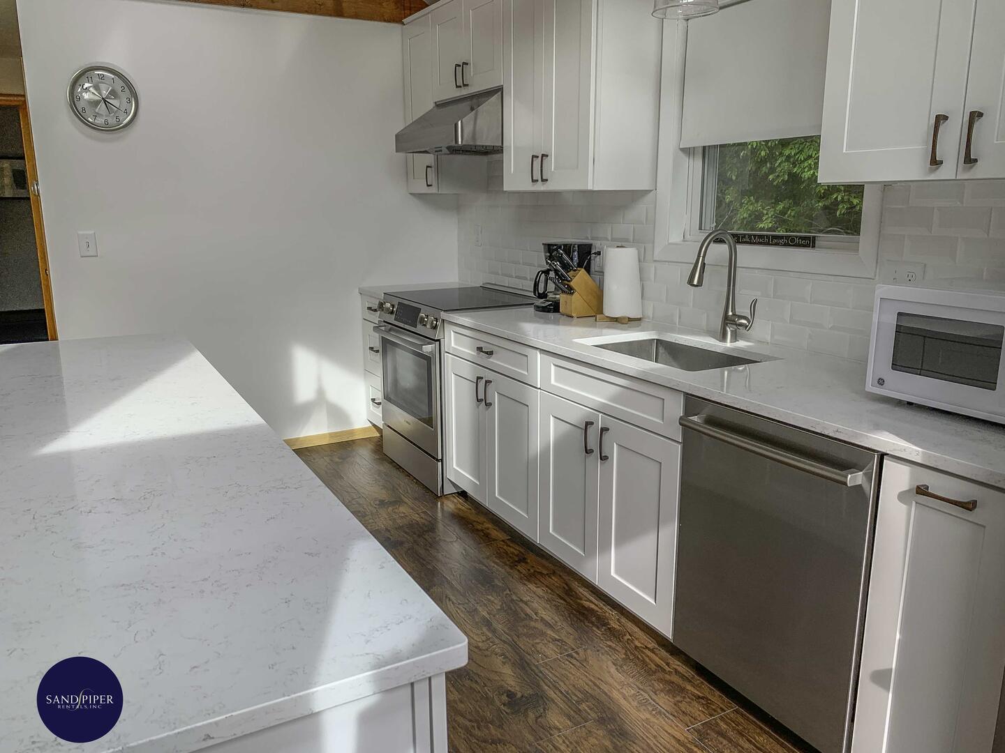 Cape Cod Home 994845