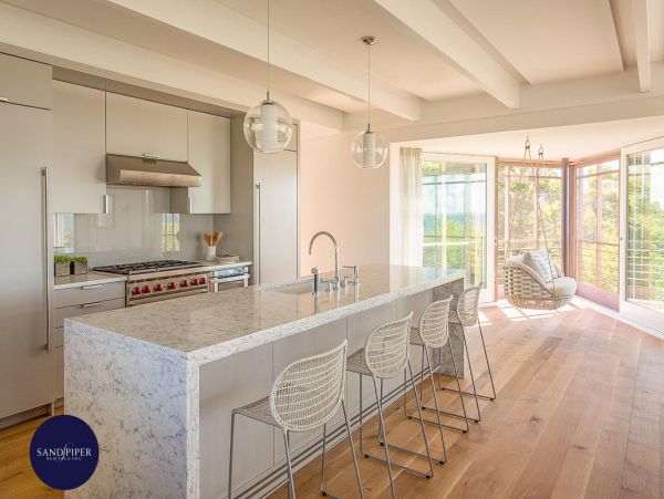 Cape Cod Home 994846