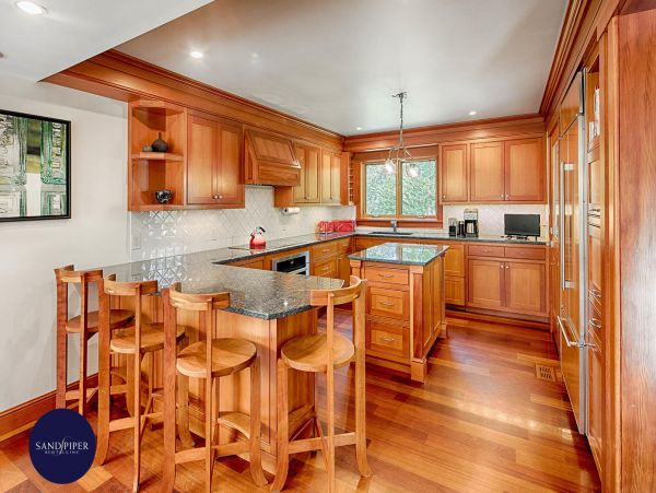 Cape Cod Home 994848