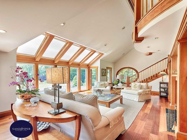 Cape Cod Home 994848