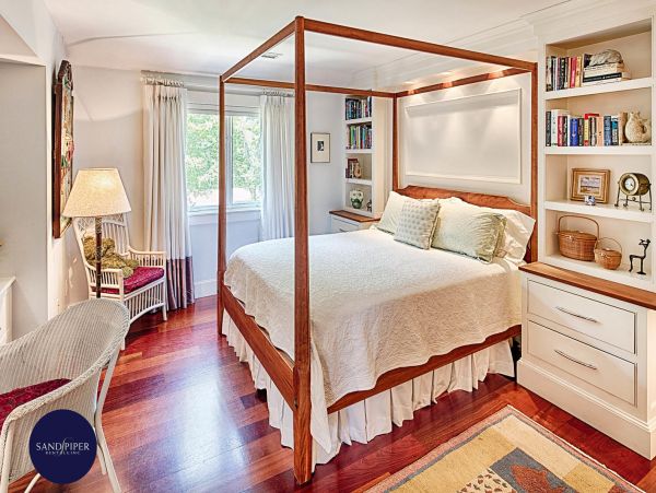 Cape Cod Home 994848