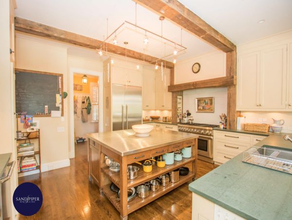 Cape Cod Home 994851