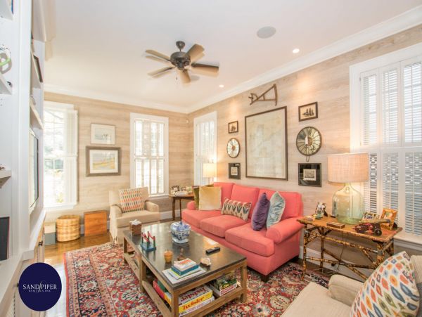 Cape Cod Home 994851