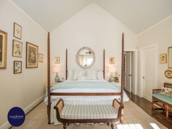 Cape Cod Home 994851