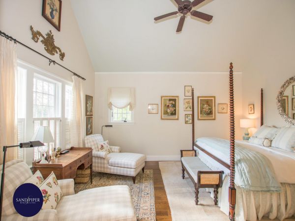 Cape Cod Home 994851
