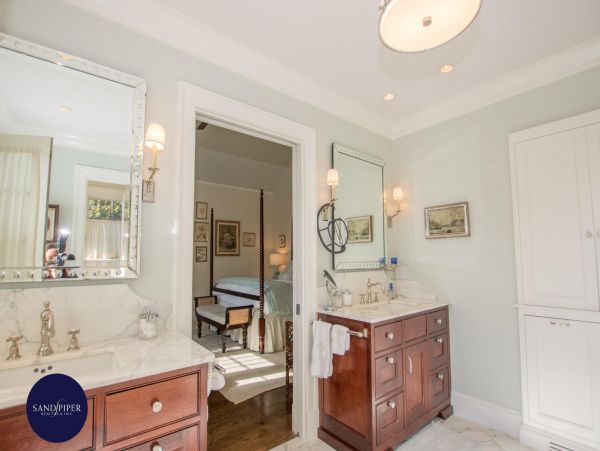 Cape Cod Home 994851