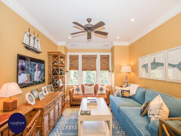 Cape Cod Home 994851