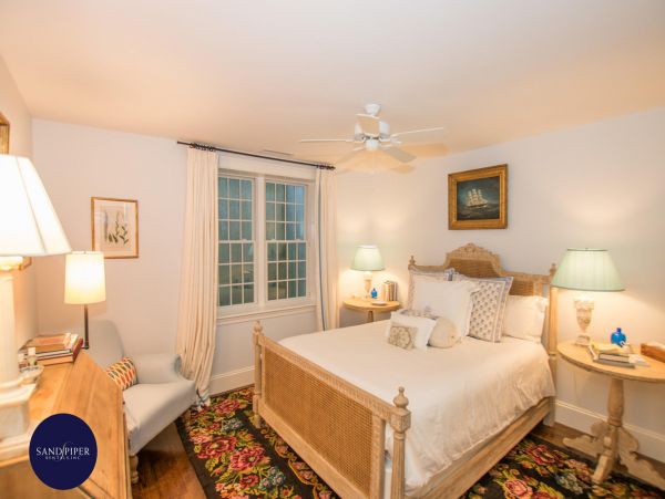 Cape Cod Home 994851