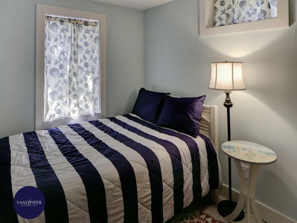 Cape Cod Home 994853