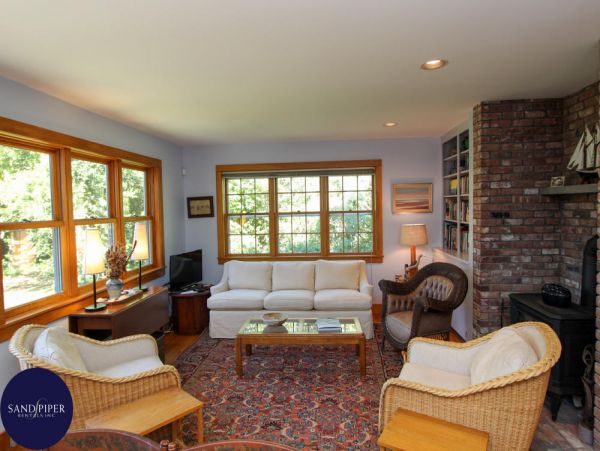 Cape Cod Home 994854