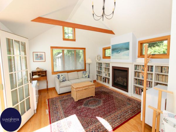 Cape Cod Home 994854