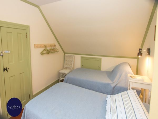 Cape Cod Home 994855