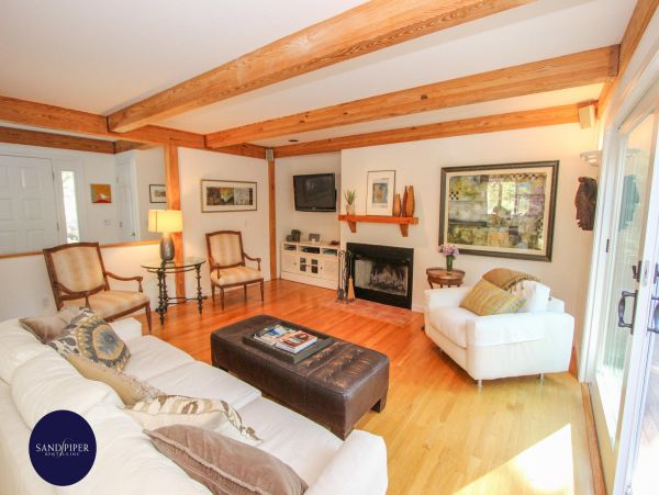 Cape Cod Home 994856