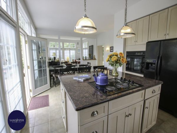 Cape Cod Home 994859
