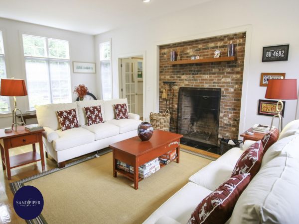 Cape Cod Home 994859
