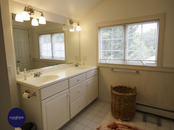 Cape Cod Home 994859