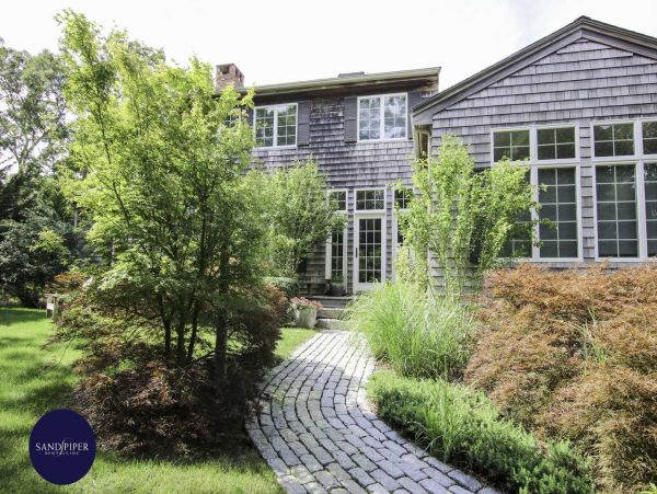 Cape Cod Home 994859