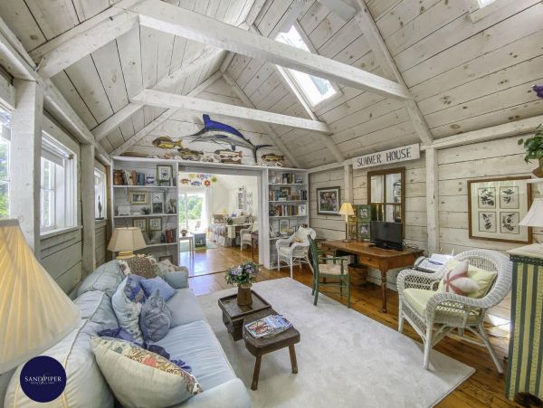 Cape Cod Home 994860